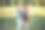 穿着牛仔裤和衬衫的女人站在棕色和白色的平托小马驹旁边，她身后是绿色的草地，特写照片图片下载