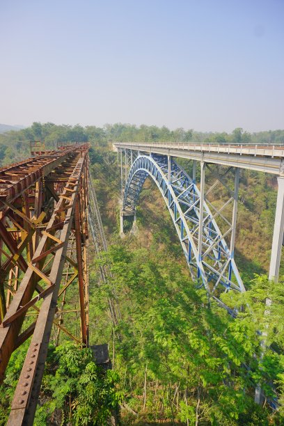 普瓦惹市西索芒铁路桥建设。印尼最高的铁路桥。图片下载