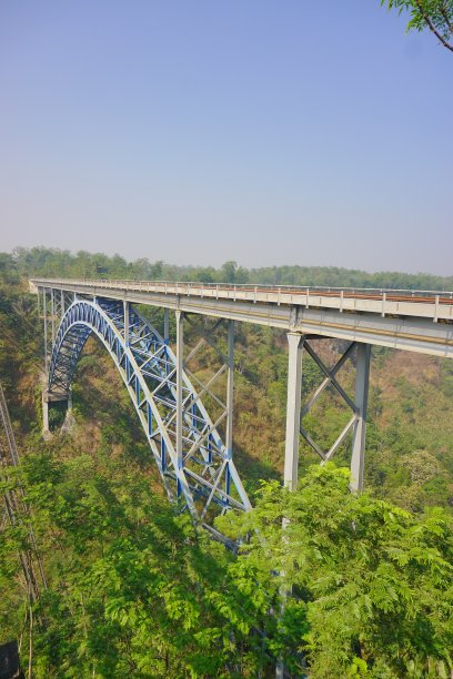 普瓦惹市西索芒铁路桥建设。印尼最高的铁路桥。图片下载