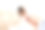 一对新人在海边举行婚礼。阳光明媚的夏日照片。新娘披散着头发，穿着露肩礼服，握着新郎的手。海洋的浪漫。海边的爱情故事。沙子，水和地平线。蜜月。图片下载