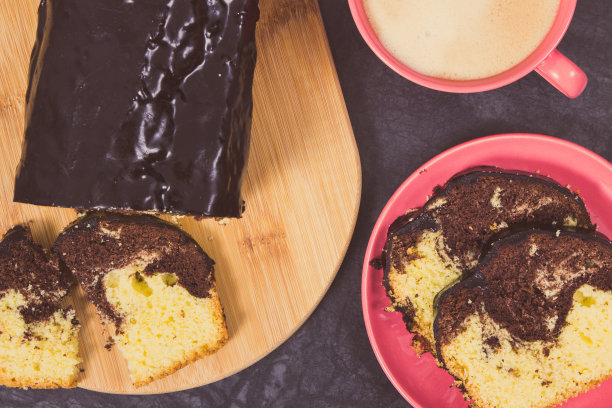 新鲜烘焙酵母蛋糕加可可，一杯卡布奇诺。美味的甜点。的照片图片下载