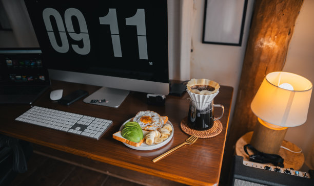 咖啡和早餐在桌子上图片下载