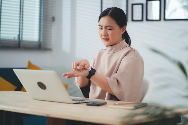 亚洲女性在家里办公室里搔痒会刺激皮肤干燥。图片下载