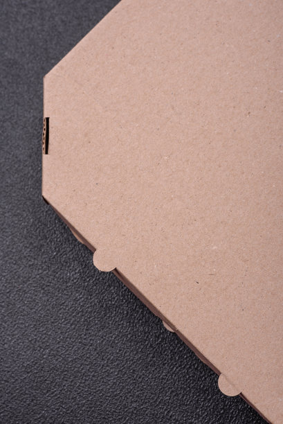 用来送美味披萨的棕色空纸箱图片下载