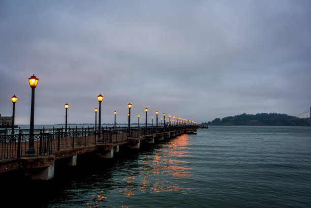 加州旧金山湾7号码头木板路的灯光图片下载
