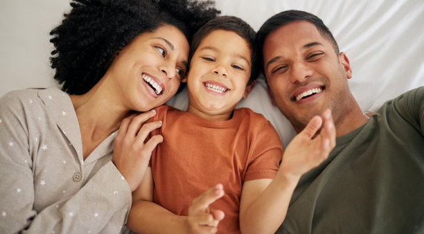家庭，自拍和脸，俯视图和幸福，父母和孩子在床上放松，家里有爱和照顾。记忆，社交媒体帖子和卧室里的人，照片里的微笑，肖像里的亲密图片下载