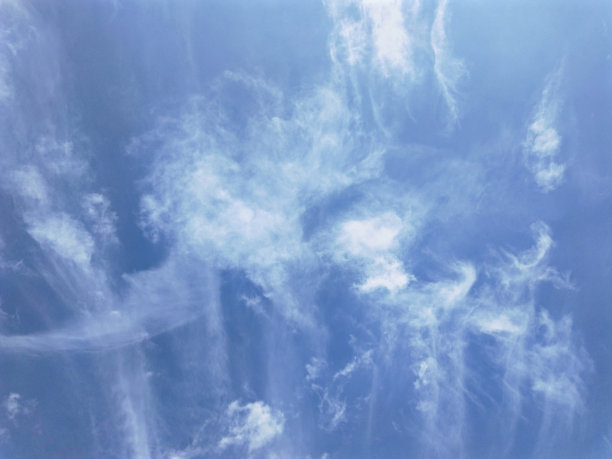 克里斯十字符号出现在云的自然形成中图片下载