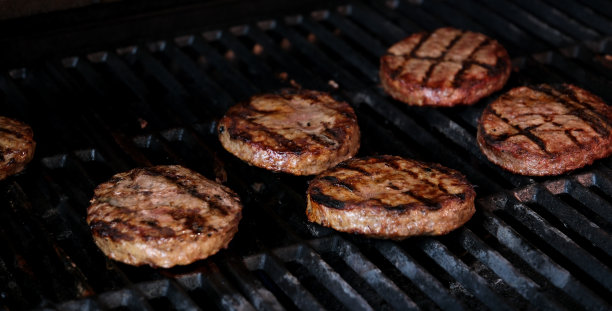 汉堡在燃烧的烤架上冷却，慢镜头。使用Phantom Flex 4K相机拍摄。图片下载