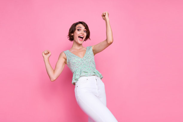 比赛获胜者商业女士的肖像照片穿夏季作物上衣拳头喊成功的冠军孤立在粉红色的背景图片下载
