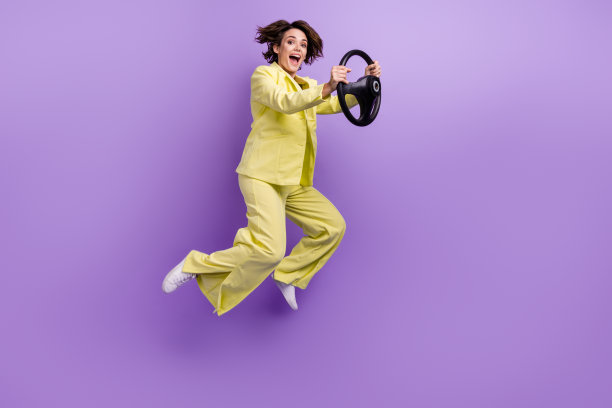 全身照片可爱的印象女士穿西装外套跳高驾驶车辆孤立的紫罗兰色背景图片下载