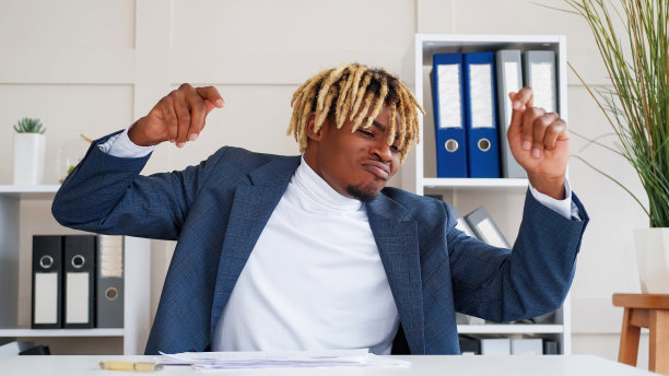 享受工作快乐的男人跳舞举手办公室图片下载