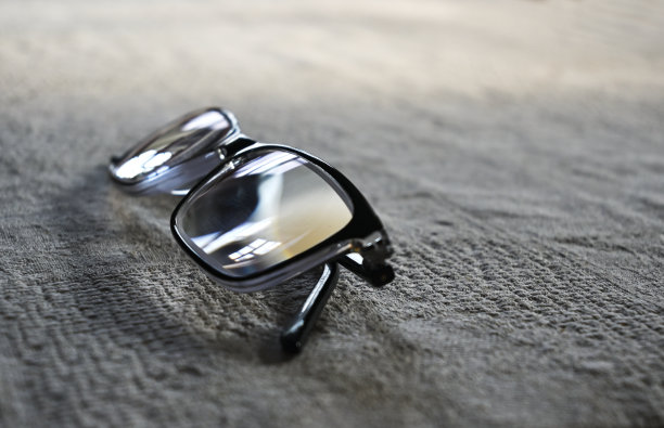 杯子放在桌子上图片下载