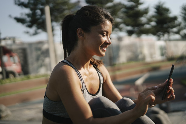 微笑的女人在打电话。图片下载