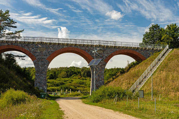 波兰格拉兹诺蒂附近历史悠久的铁路高架桥图片下载