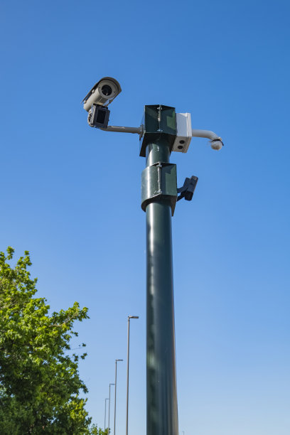 公路上的监控摄像头。为了市民的安全，街道上安装了安全摄像头。图片下载