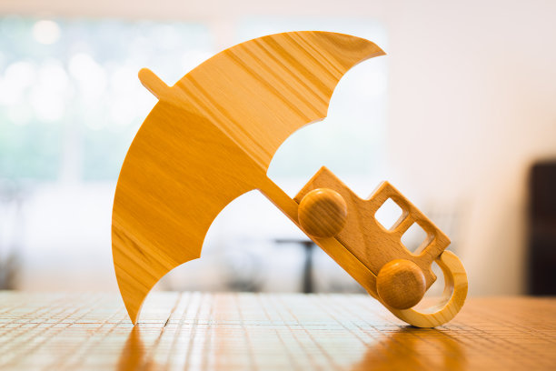 汽车标志和雨伞。概念符号为购买新车，车辆汽车维修服务保养。图片下载