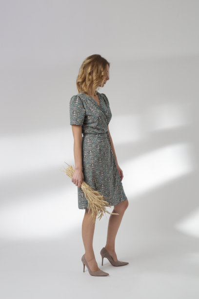 一组穿着粘胶休闲装的年轻女模特的工作室照片图片下载