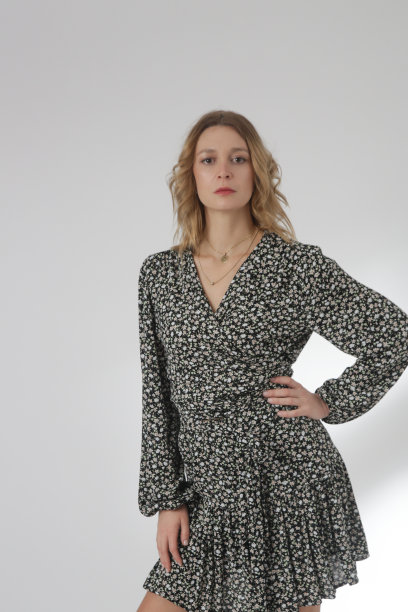 一组穿着粘胶休闲装的年轻女模特的工作室照片图片下载