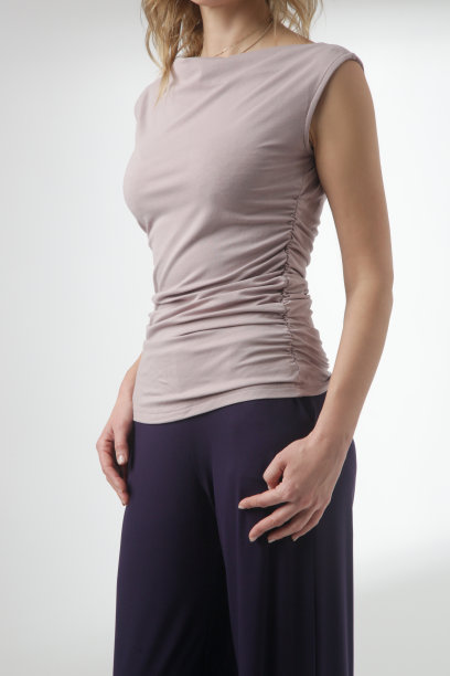 一系列的工作室照片的年轻女模特穿着舒适的基本装，无袖衬衫和阔腿裤，舒适的家居服套装由有机棉图片下载