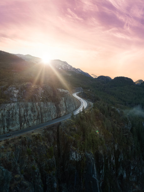 加拿大山地景观中的海天高速公路。公元前,加拿大。图片下载