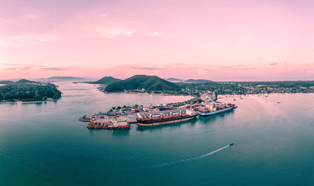 黄昏天空中宋卡货船的全景和海景。泰国宋卡，Singhanakhon, Hua Khao古镇图片下载