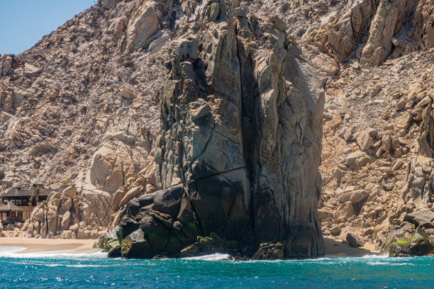 岩石在Playa de los Amantes西端，卡波圣卢卡斯，墨西哥图片下载