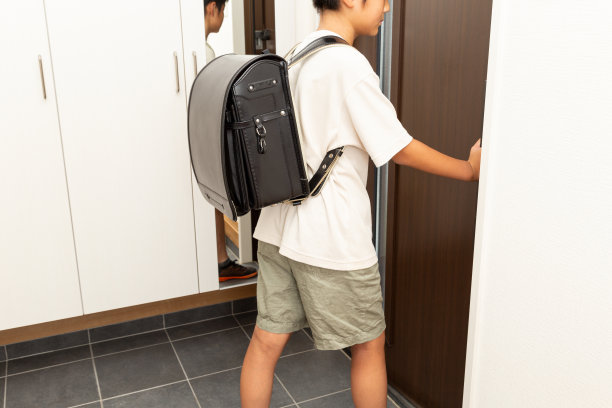 一个男孩打开前门离开了。图片下载