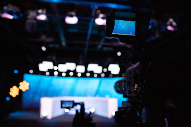 电视演播室设置LED屏幕摄像头和灯图片下载