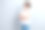 照片中可爱漂亮的女士穿着白色t恤双臂折叠，空白空间孤立灰色背景图片下载