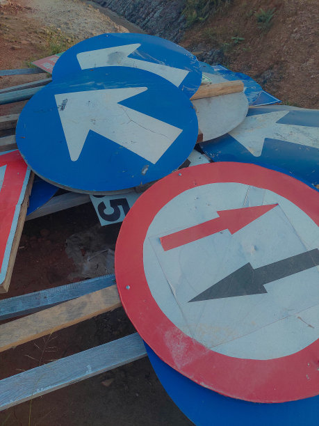 未使用的路标。图片下载