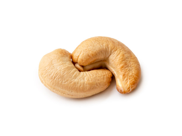 俯视图的两个烤棕色腰果在堆栈孤立的白色背景与剪辑路径。特写照片图片下载