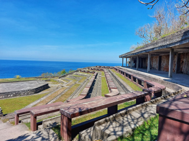 一个剧院艺术表演场地，有可以俯瞰海滩的长椅图片下载