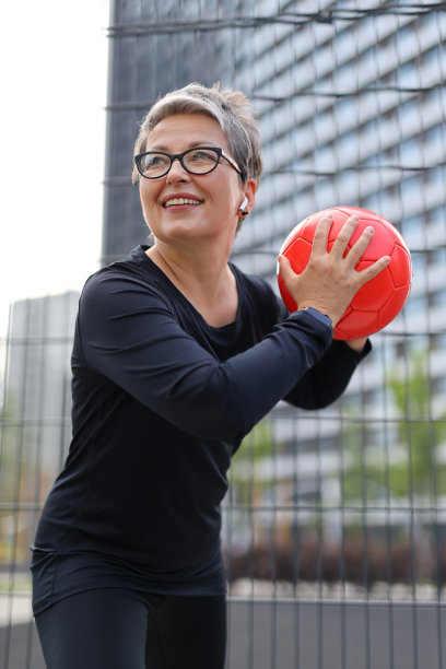 一个自信、成熟的高加索女性喜欢户外休闲，散发着幸福、美丽和健康、积极的生活方式。图片下载