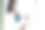 年轻的印度女医生或护士抱着裹在毯子里的新生儿。医院病房里医护人员抱着婴儿的照片。图片下载