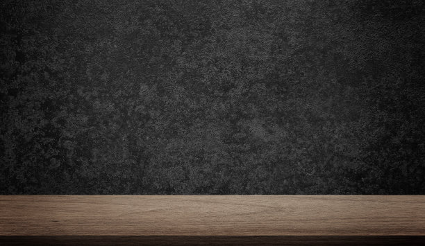 前景为木桌，背景为陈旧的grunge黑色生锈的金属纹理，以质朴的心情展示产品。橡木木桌，灰锈和氧化金属背景。图片下载