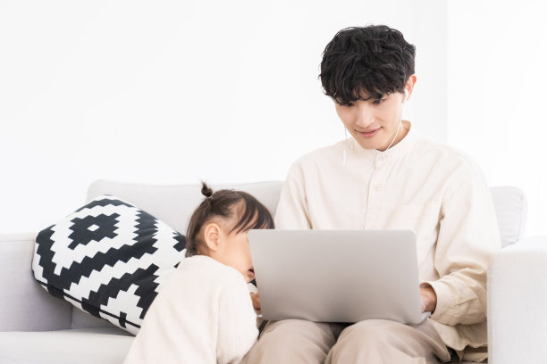 亚洲父女，笔记本电脑图片下载