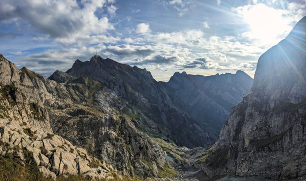 在阿尔卑斯山徒步旅行。从Silberplatten到Säntis的登山活动。阿彭策尔的旅行癖。高质量照片图片下载