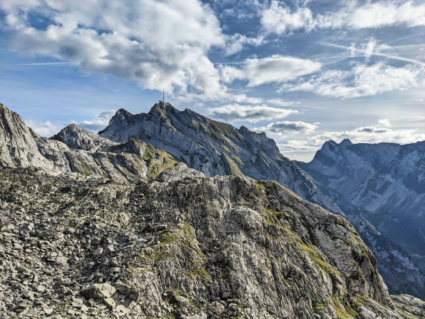 在阿尔卑斯山徒步旅行。从Silberplatten到Säntis的登山活动。阿彭策尔的旅行癖。高质量照片图片下载