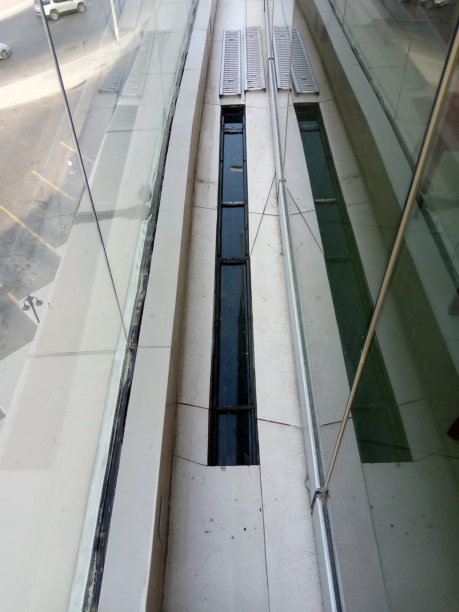 建筑室外的排水口景观图片下载