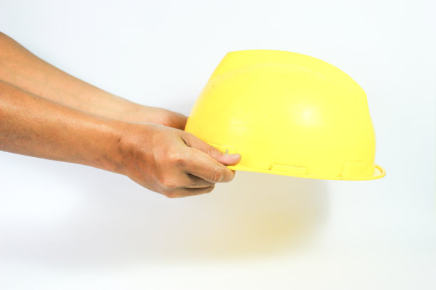 建筑工人手持安全帽图片下载