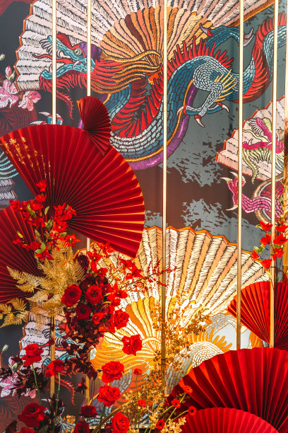 俄罗斯莫斯科05.02.2022东方背景的中国新年晚会庆祝活动在餐厅。红金色的传统装饰。自拍派对的照片墙。龙节装饰，大粉丝图片下载