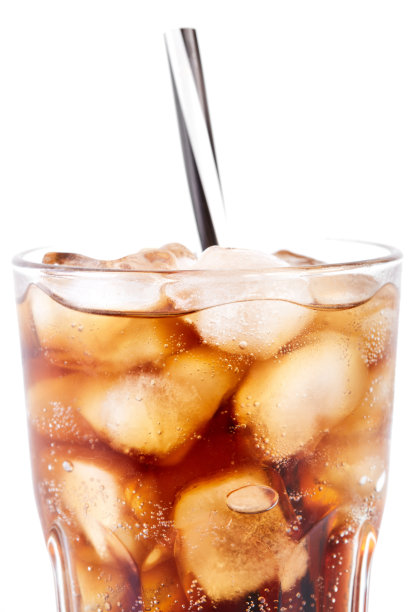 可乐装在玻璃杯里，白色背景上有吸管和冰块。苏打水与气泡隔离在白色上。清爽的无酒精饮料图片下载