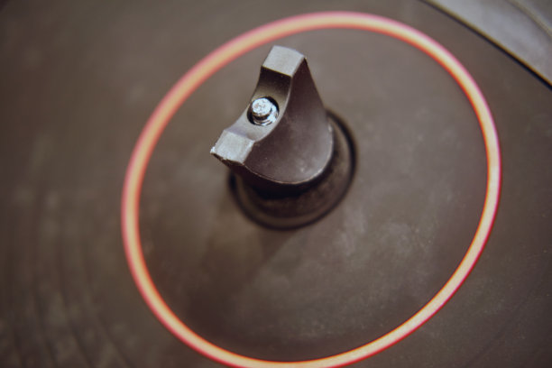 黑色电子鼓套件打鼓与耳机图片下载