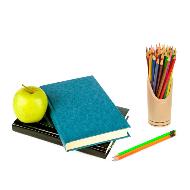 书籍、苹果和彩色铅笔被隔离在白色的背景上。图片下载