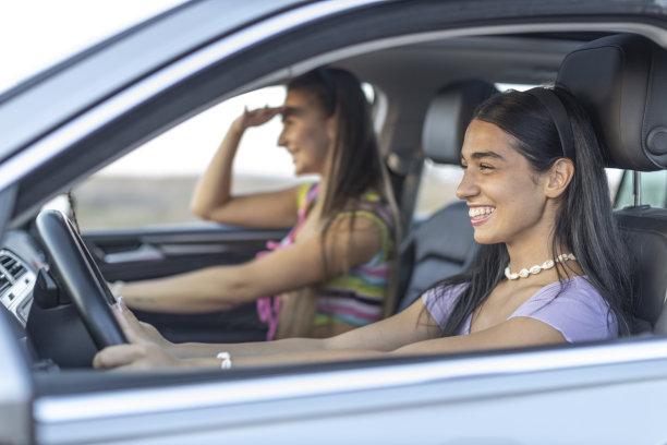 女孩享受大自然的魔力图片下载