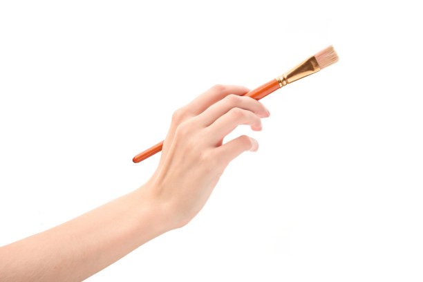 女性的手与刷在白色的背景。用手刷图片下载