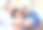 家庭。祖父母和孩子们在平板电脑上自拍、看视频和电子学习、在线教育或在沙发上玩游戏。高级人士和孩子对数字技术的个人资料图片摄影图片下载