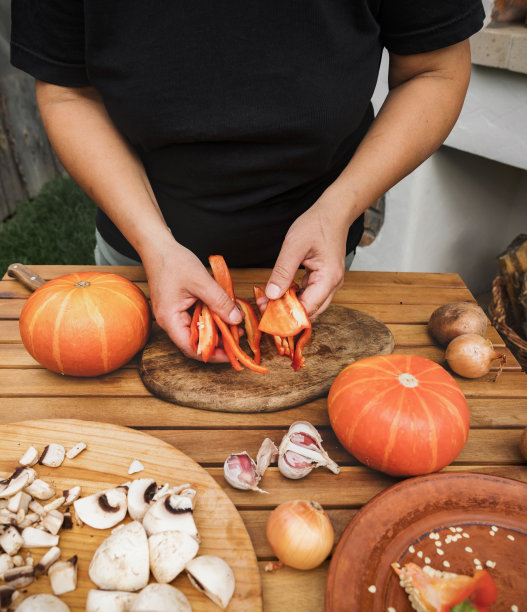 女性的手拿着切碎的甜椒。蔬菜菜食谱。这一系列照片图片下载
