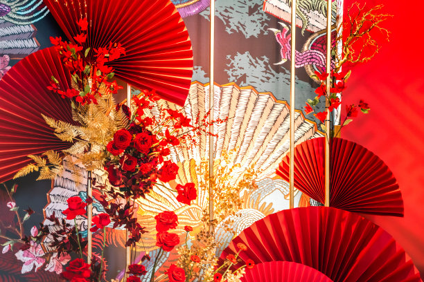 俄罗斯莫斯科05.02.2022东方背景的中国新年晚会庆祝活动在餐厅。红金色的传统装饰。自拍派对的照片墙。龙节装饰，大粉丝图片下载