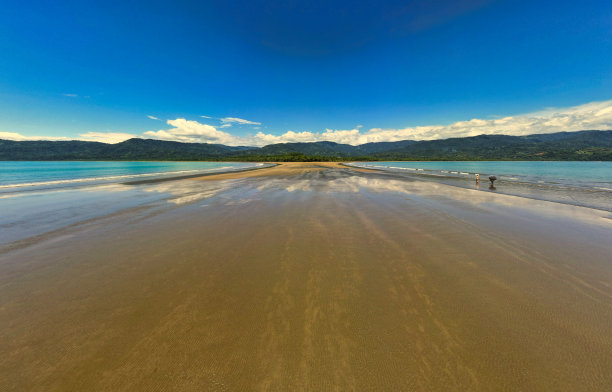 鸟瞰哥斯达黎加蓬塔雷纳斯乌维塔的巴伊亚巴雷纳国家公园。无人驾驶飞机的照片图片下载